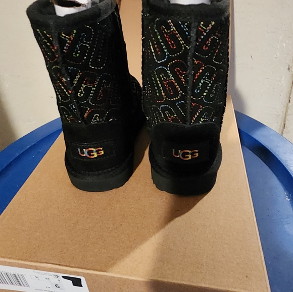 Girls Size 9 Ugg Classic ll Graphic Stitch Boots